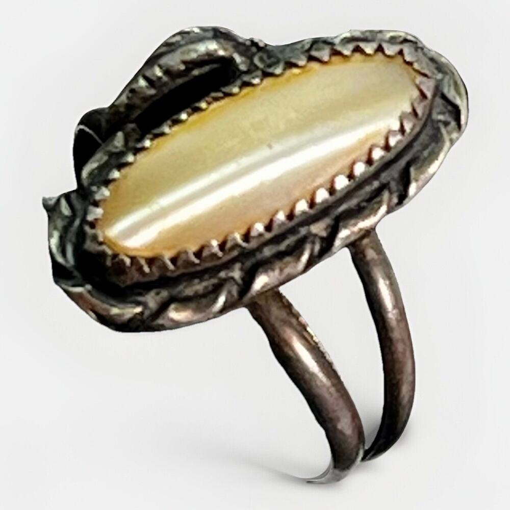 Vintage Sterling Silver Southwestern Mother of Pearl Ring Native Sz 5.75